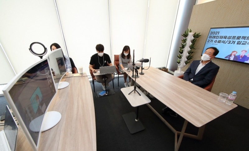 신현옥 KT 경영지원부문장 부사장이 온택트 간담회로 진행된 3기 입교식에서 새롭게 과정에 참여하는 3기를 대상으로 KT의 미래인재로 성장을 주도할 핵심적인 역할을 해주기를 기대한다고 말하고 있다. 사진=KT