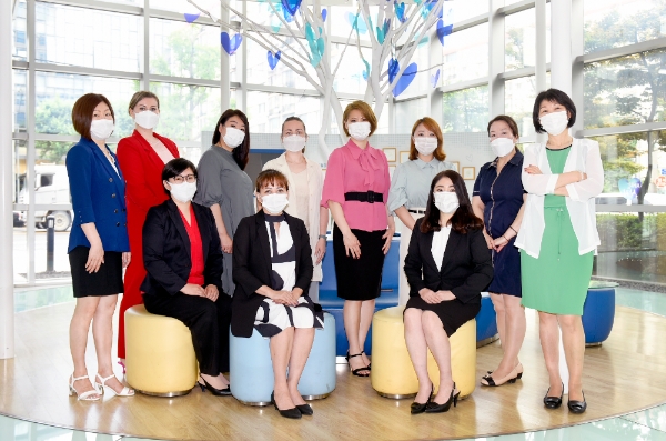 삼성생명 영등포스타지점 외국인 컨설턴트들이 모여 기념 사진을 촬영했다./사진= 삼성생명