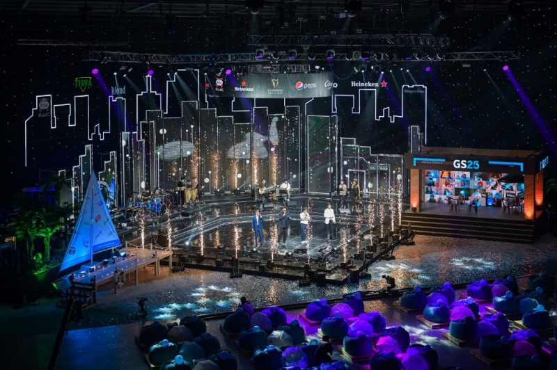 뮤비페에서 god가 공연을 하고 있다./사진제공=GS리테일