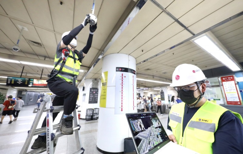 LG유플러스 직원들이 잠실역에서 지능형CCTV를 설치하고 있다. 사진=LG유플러스