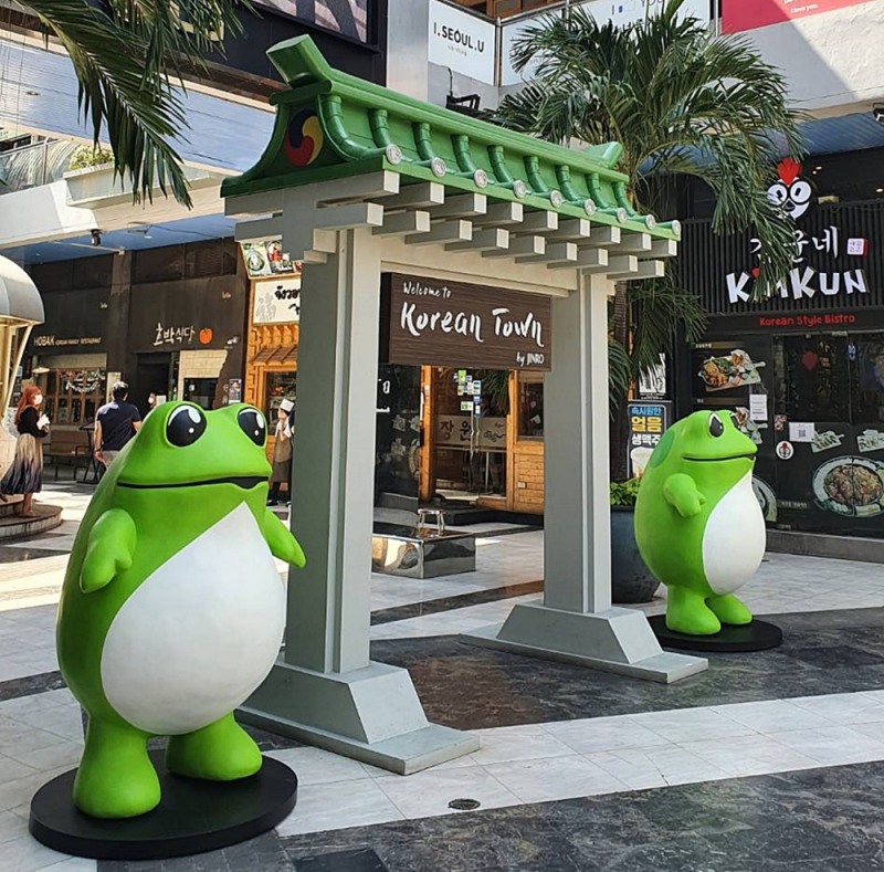 태국 방콕에 위치한 수쿰윗(Sukhumvit) 코리아타운에 진로 두꺼비 설치 등 브랜드 인지도 확대에 나서고 있다. / 사진제공 = 하이트진로