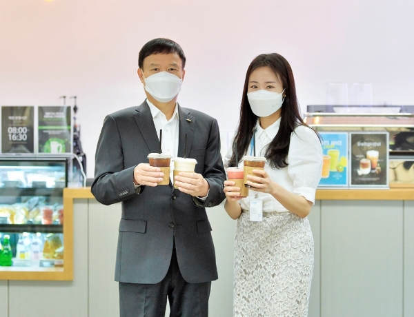 뤄젠룽 대표이사(왼쪽)와 임직원이 '수호천사 사랑의 커피' 이벤트를 기념해 기념 사진을 촬영하고 있다./사진= 동양생명