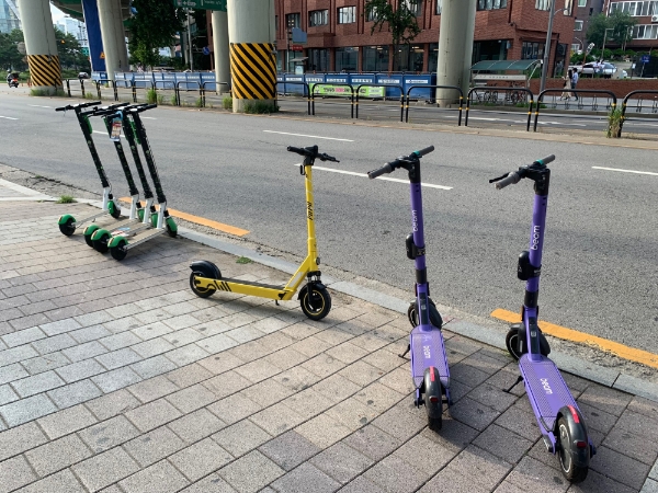 성수역 인근 인도에 전동킥보드들이 주차돼 있다./사진=임유진기자