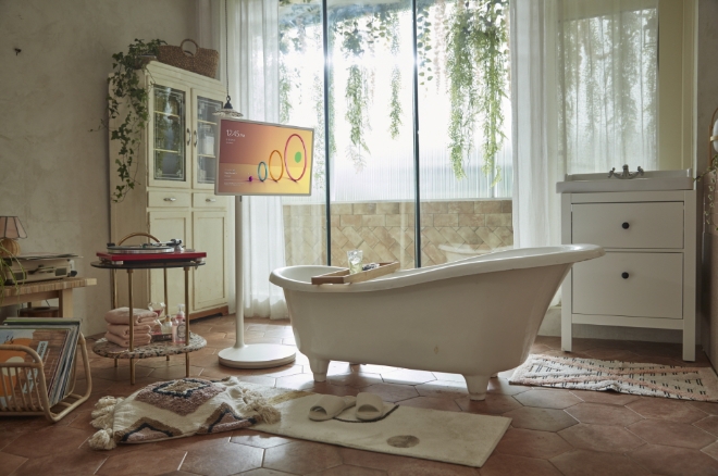 LG전자는 신개념 무선 프라이빗 스크린 LG 스탠바이미(StanbyME, 모델명: 27ART10)가 첫 예약판매에서 준비한 물량이 완판을 기록하며 고객들의 뜨거운 관심을 모았다. 사진=LG전자.