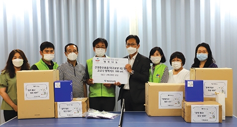 ▲ 하나저축은행이 지난달 저소득 취약계층을 위한 체육시설 및 코로나 방역키트틀 지원했다. 사진 = 하나저축은행