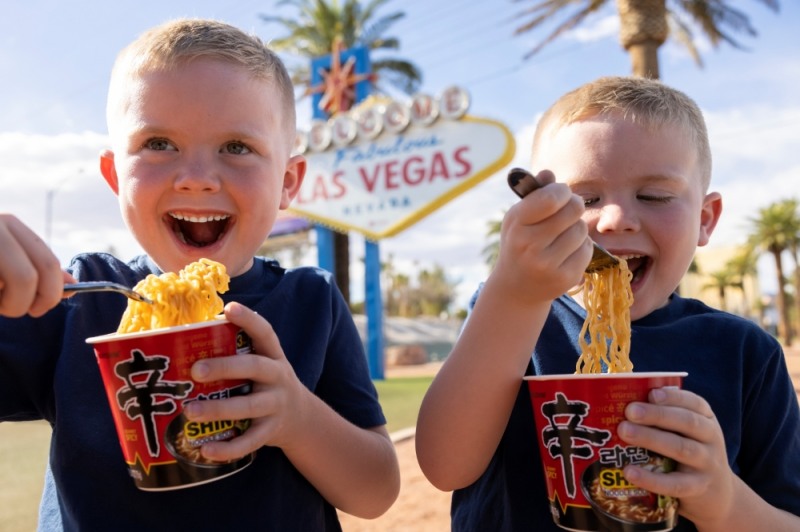 미국 어린이들이 신라면을 먹고 있다. / 사진제공 = 농심