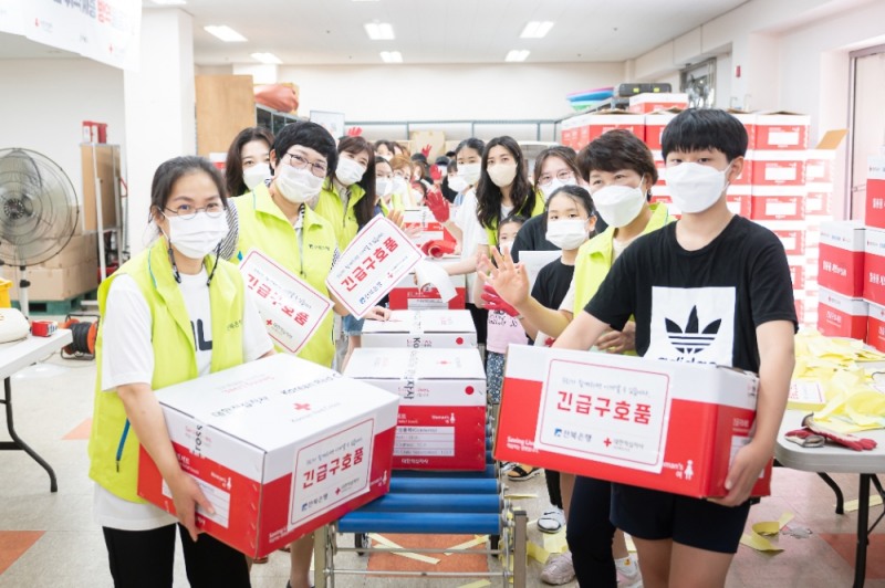 전북은행 목련회 회원‧자녀 30여 명이 24일 대한적십자사 전북지사에서 '2021 재난이재민 긴급구호키트' 포장 봉사활동을 실시하고 있다./사진=전북은행