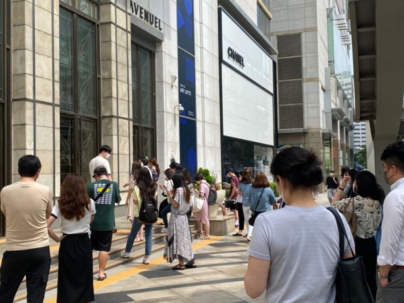 올해 상반기 서울시 중구에 위치한 백화점 앞에서 명품 구매를 위해 개점시간을 기다리고 있는 소비자들. / 사진제공 = 본사 취재
