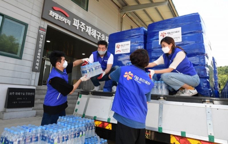 오비맥주 직원들이 폭염 취약계층 지원을 위해 생수를 나르고 있다./ 사진제공 = 오비맥주 사진제공