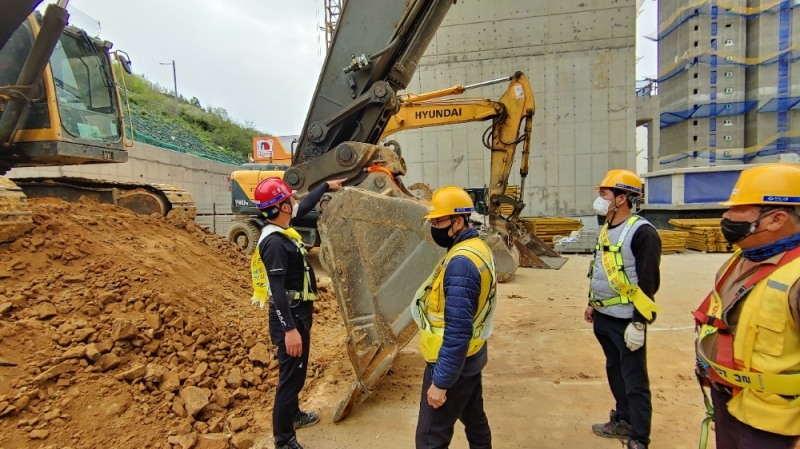 부영주택 임직원 및 협력업체 근로자들이 전라남도 여수 웅천택지지구 부영 아파트 건설 현장에서 안전점검을 하는 모습. / 사진=부영그룹