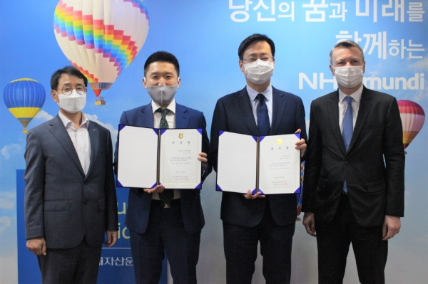 ▲왼쪽부터 박학주 NH아문디자산운용 대표. 이옥수 딜로이트 안진회계법인 이사. 류영재 서스틴베스트 대표. 니콜라 시몽 NH아문디자산운용 부사장./ 사진=NH아문디자산운용