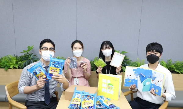 흥국생명 임직원들이 릴레이 봉사활동 ‘흥味나눔’에 참여한 후 기념촬영을 하고 있다./사진=흥국생명