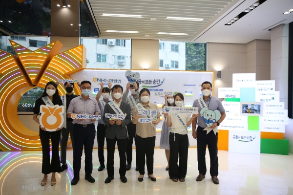 NH농협생명 및 NH농협금융지주 임직원이 ‘브랜드데이(Brand day)’를 기념해 전시물 앞에서 포즈를 취하고 있다./사진= NH농협생명