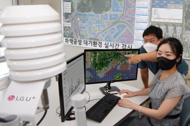 LG유플러스 직원들이 대기환경진단솔루션을 통해 화학공장 내 대기흐름을 확인하고 있다. 사진=LG유플러스