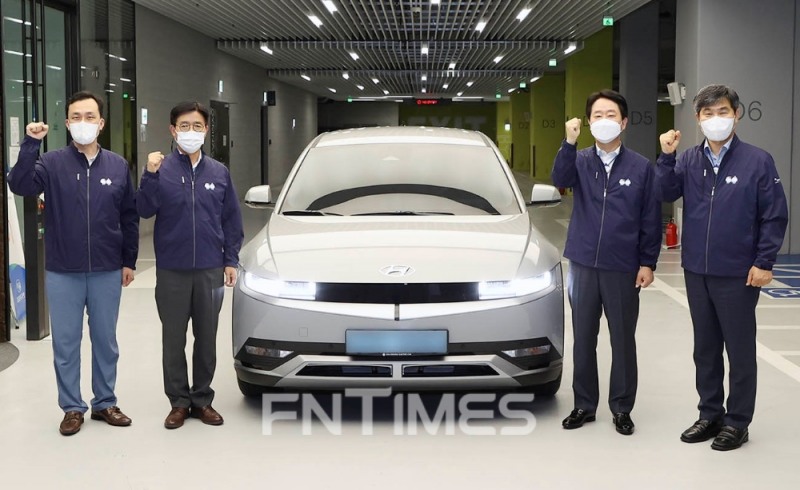 최태곤 DGB금융지주 그룹지속가능경영총괄 전무(오른쪽 두 번째)와 직원들이 친환경 차량 도입 기념촬영을 하고 있다./사진=DGB금융그룹