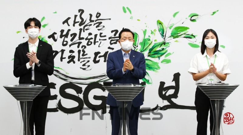 윤대희 신용보증기금 이사장(가운데)이 4일 대구 본점에서 열린 ‘2021년 하반기 전국본부점장회의’에서 ‘ESG(환경‧사회‧지배구조) 경영 선도기관 도약’을 선포하고 있다./사진=신용보증기금