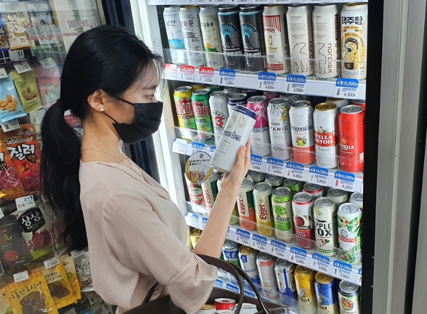 고객이 GS25에서 맥주를 고르고 있다./사진= GS25