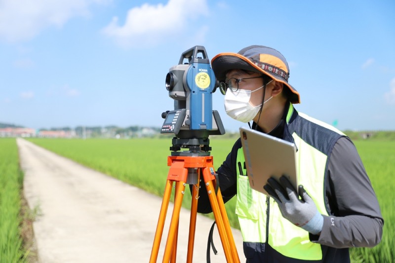 LX한국국토정보공사 직원이 5일 전북 김제에서 ‘모바일 랜디고’ 시연을 하고 있다. /사진제공=LX공사