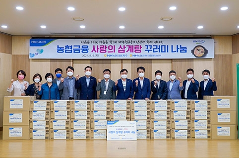 ▲ NH농협금융지주 회장 손병환(오른쪽에서 다섯 번째), 더불어민주당 국회의원 윤관석(오른쪽에서 여섯 번째), NH농협은행 인천영업본부장 곽성일(오른쪽에서 네 번째), 인천농협노조위원장 권찬호(오른쪽에서 세 번째)