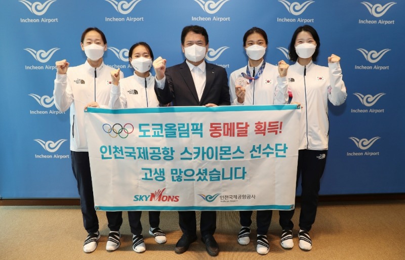 김경욱 인천국제공항공사 사장(가운데)이 지난 4일 인천국제공항공사 회의실에서 열린 ‘2020 도쿄올림픽 출전 인천국제공항공사 배드민턴 선수단 환영식’에서 공사 배드민턴단 스카이몬스 소속 여자 배드민턴 국가대표 선수들과 기념촬영을 하고 있다. 왼쪽부터 이소희, 채유정, 김소영, 신승찬 선수. /사진제공=인천국제공항공사