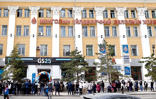 ▲ 몽골 현지 고객들이 GS25니스렐점 앞에 줄을 서 있다. 사진제공 = GS리테일