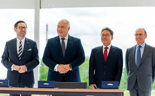 ▲ 폴란드 PKN 올레핀 확장공사 프로젝트 우선협상대상자 서명식에 참석한 김창학 현대엔지니어링 사장(왼쪽 세 번째). 사진 = 현대엔지니어링