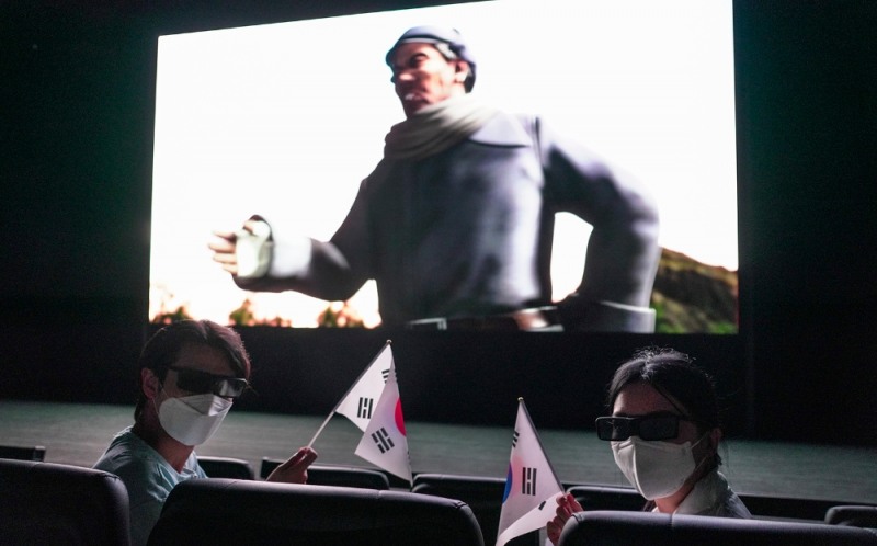 관람객이 4DX로 경험하는 독립운동 콘텐츠를 감상중이다. 사진=SK텔레콤
