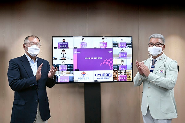 (왼쪽부터) 정의선 양궁협회장(현대자동차그룹 회장)이 박채순 양궁 국가대표팀 총감독이 '2020 도쿄대회 대한민국 양궁 대표팀 환영회'에서 선수들을 격려하고 있다. 사진=대한양궁협회