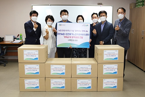 ▲인천농협지역본부 본부장 이강영(오른쪽에서 두 번째), 인천광역시사회복지협의회 회장 이명숙(오른쪽에서 네 번째), 국회의원 허종식(오른쪽에서 다섯 번째), NH농협은행인천영업본부 본부장 곽성일(왼쪽에서 첫 번째)