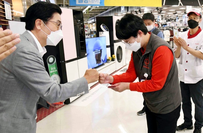 이제훈 홈플러스 사장(왼쪽)이 점포를 방문해 현장 직원과 인사를 나누고 있다./ 사진제공 = 홈플러스