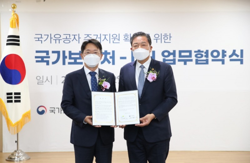 김현준 LH 사장(왼쪽)과 황기철 국가보훈처장이 협약 기념촬영을 하고 있다. / 사진=LH