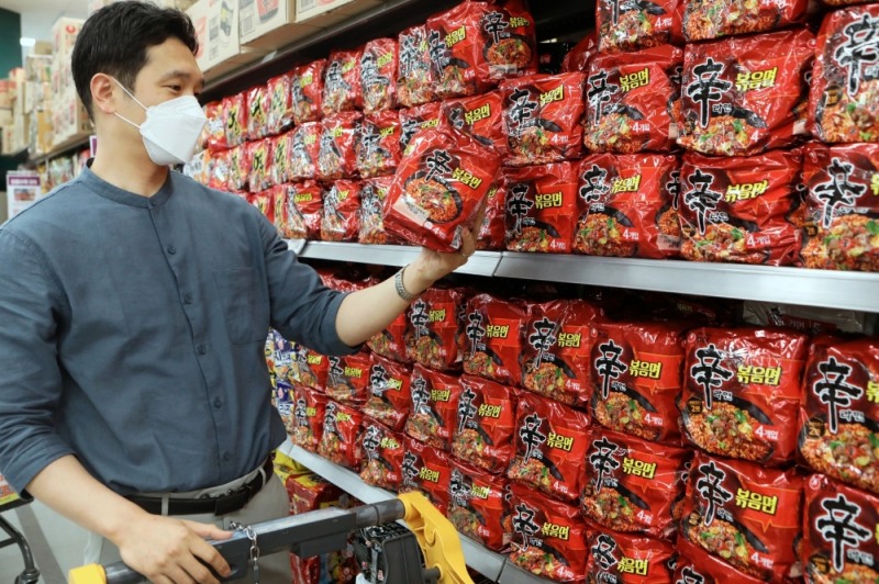 소비자가 마트에서 신라면볶음면을 구매하는 모습./ 사진제공 = 농심