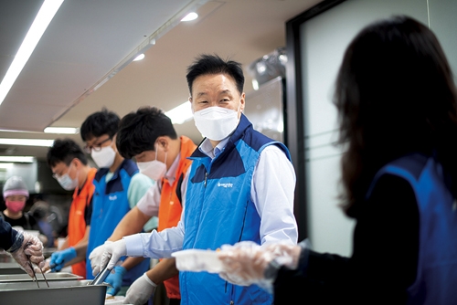 ▲ 이계문 서민금융진흥원장 겸 신용회복위원장이 지난해 9월 서울시 용산구 후암동 쪽방촌에서 독거노인 등 주민들에게 도시락 및 명절 다과를 전달하고 있다. 자료 = 서민금융진흥원·신용회복위원회