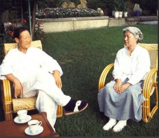 청운동 자택서 고 정주영 현대그룹 명예회장(왼쪽)와 고 변중석 여사가 담소를 나누는 모습. (사진=아산정주영 닷컴)