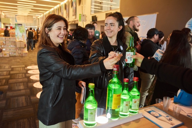 지난 14일(현지시간) 뉴질랜드 오클랜드에서 열린 2021 뉴질랜드 한인의 날 K-페스티벌 참이슬 시음부스에  3000여명이 방문해 성황리에 마쳤다. / 사진제공 = 하이트진로