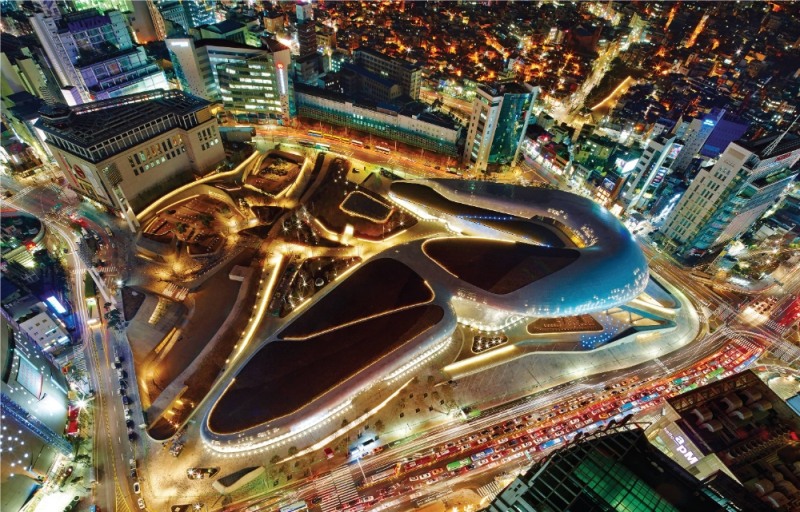 위에서 내려다 본 동대문디자인플라자의 전경. 마치 하이힐을 연상시키는 모습이다. /사진제공=삼성물산