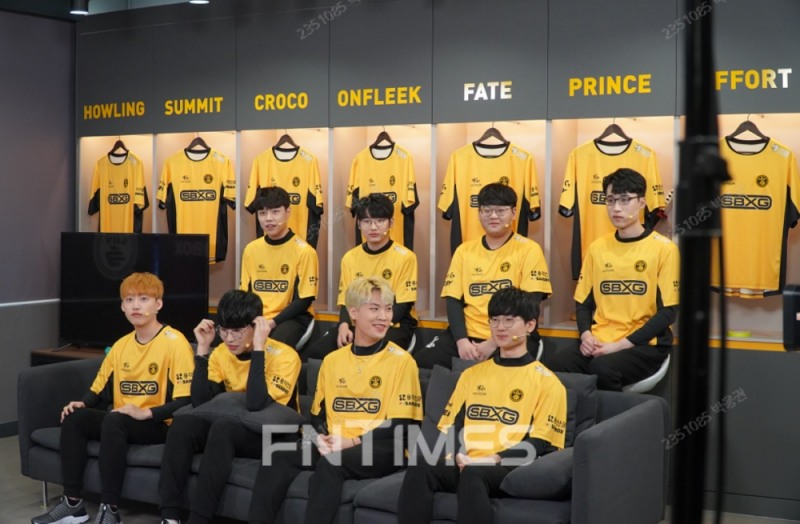 온라인 팬미팅 중인 리브 샌드박스(Liiv SANDBOX) 리그오브레전드(LoL)팀./사진=KB국민은행