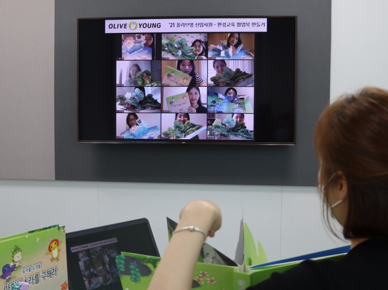 CJ올리브영이 팝업북 만들기 봉사활동을 진행했다./사진제공=CJ올리브영