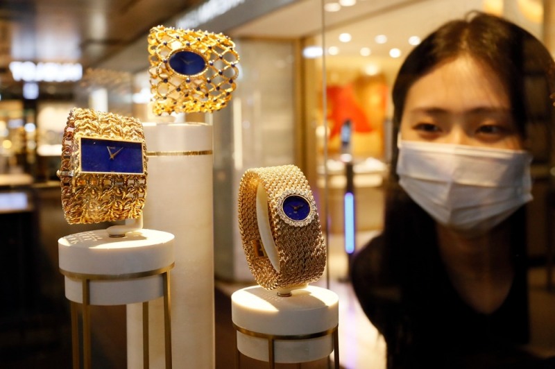 1971년에 출시한 피아제 ‘커프 워치 컬렉션’. / 사진제공 = 갤러리아백화점