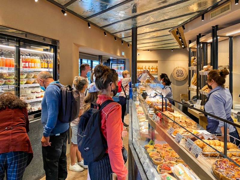 프랑스 파리에 위치한 파리바게뜨 '생미셸'점 내부/사진제공=SPC그룹