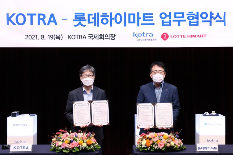 롯데하이마트 황영근 대표(사진 오른쪽), KOTRA 유정열 사장(사진 왼쪽)이 기념촬영을 하고 있다. / 사진제공 = 롯데하이마트