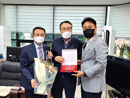 ▲부천축산농협 조합장 정영세(가운데) 부천축산농협 상임이사 이상근(왼쪽), 농협중앙회 부천시지부 시지부장 최성국(오른쪽).