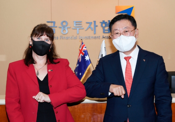 ▲(왼쪽부터) 캐서린 레이퍼(Catherine Raper) 주한 호주 대사, 나재철 금융투자협회장./ 사진=금융투자협회
