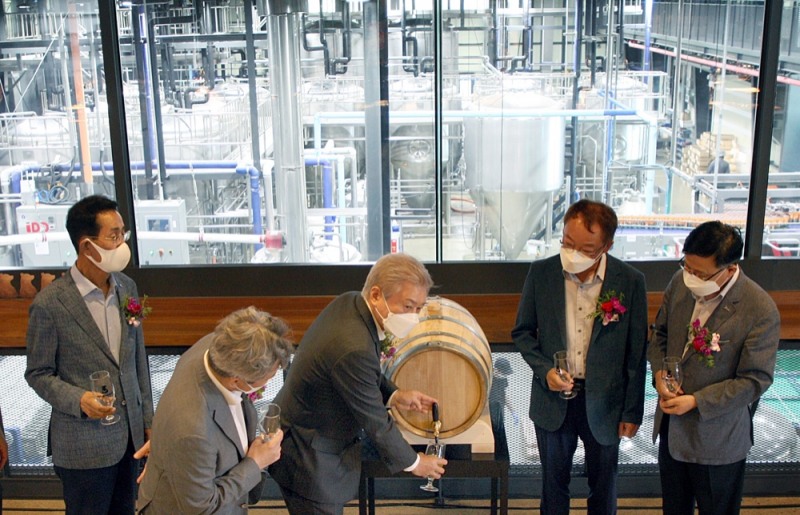 교촌치킨이 ‘문베어브루잉’ 수제맥주 공장을 개장하고 19일 개장식을 진행했다./사진제공=교촌에프앤비