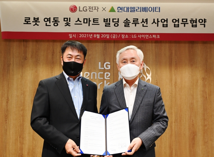 (왼쪽부터) 권순황 LG전자 BS사업본부장 사장, 송승봉 현대엘리베이터 대표이사가 로봇 연동 및 스마트빌딩솔루션 사업 업무협약을 맺었다. 사진=LG전자