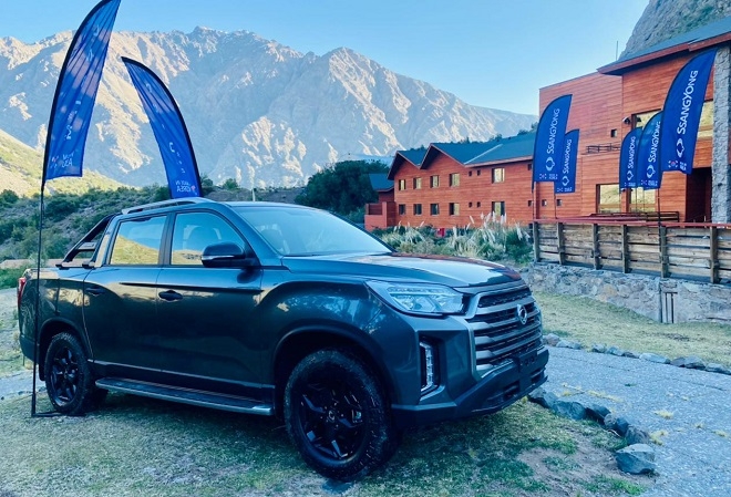 칠레 산티아고 비다소아 호텔 앞에 뉴 렉스턴스포츠 시승차가 전시됐다. 사진=쌍용차.