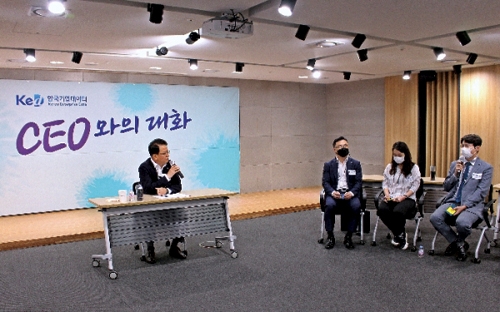 ▲ 한국기업데이터 대표이사(맨 왼쪽)가 지난 4월 28일 여의도 본사에서 열린 ‘CEO와의 대화’에서 직원들과 이야기를 나누고 있다. 사진 = 한국기업데이터