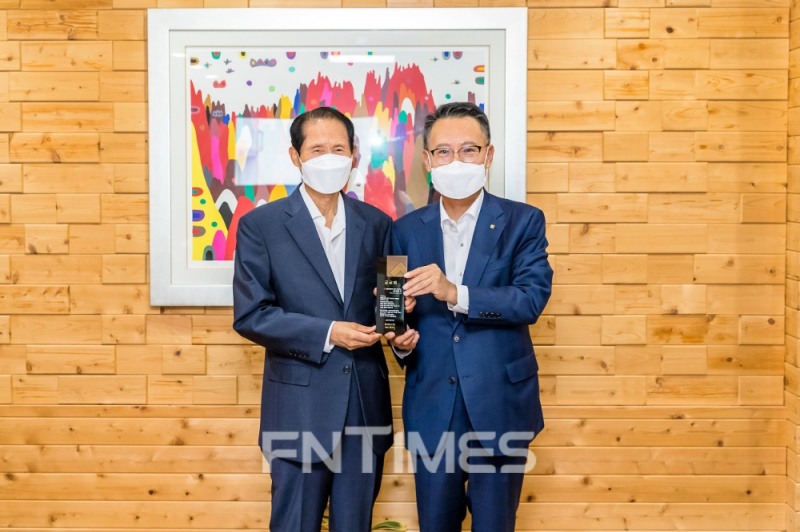 송종욱 광주은행장(오른쪽)이 20일 박흥석 전 대한적십자사 광주전남지사 회장에게 공로패를 전달한 뒤 기념촬영하고 있다./사진=광주은행