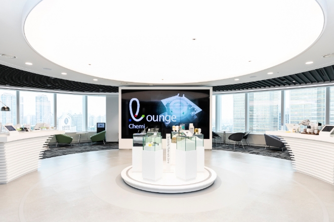 롯데케미칼은 고객 및 방문객에게 미래기술 및 제품들을 소개하는 쇼룸인 ‘Chemi Lounge’ (케미라운지)를 약 5년만에 리뉴얼 오픈했다. 사진=롯데케미칼.