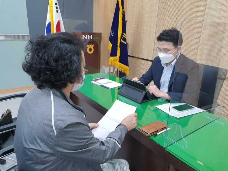 우강농협 관내 농업인이 농협중앙회 소속 홍승국 변호사로부터 생활 속 법률문제에 대한 개별상담을 받고 있다. /사진=농협중앙회